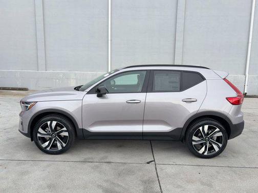 2026 Volvo XC40 Ultra, B5 AWD Gas (mild hybrid), Dark