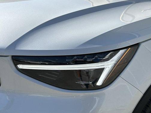 2025 Volvo XC40 B5 Plus Bright Theme