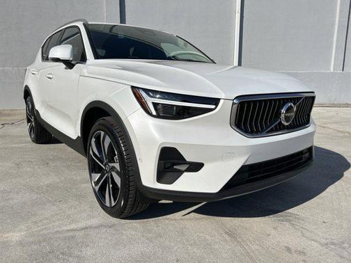 2025 Volvo XC40 B5 Plus Bright Theme