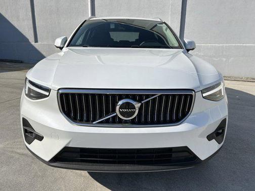 2025 Volvo XC40 B5 Plus Bright Theme