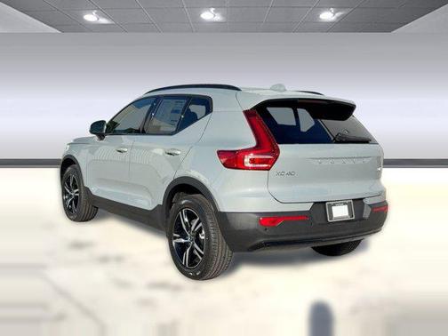 2026 Volvo XC40 Core, B5 AWD Gas (mild hybrid), Dark