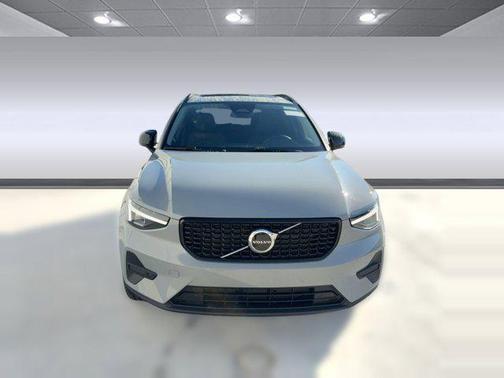 2026 Volvo XC40 Core, B5 AWD Gas (mild hybrid), Dark