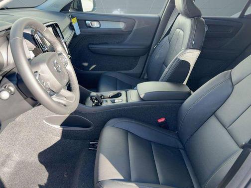 2026 Volvo XC40 Core, B5 AWD Gas (mild hybrid), Dark