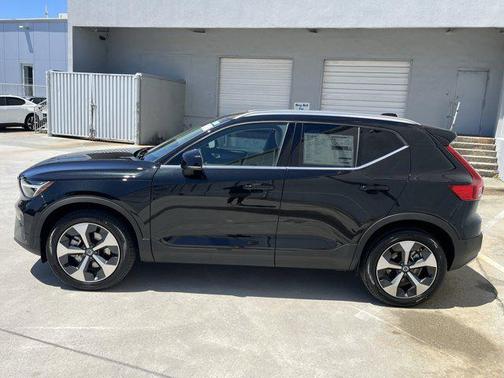 2025 Volvo XC40 B5 Plus Bright Theme