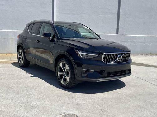 2025 Volvo XC40 B5 Plus Bright Theme