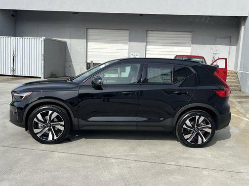 2025 Volvo XC40 B5 Plus Dark Theme