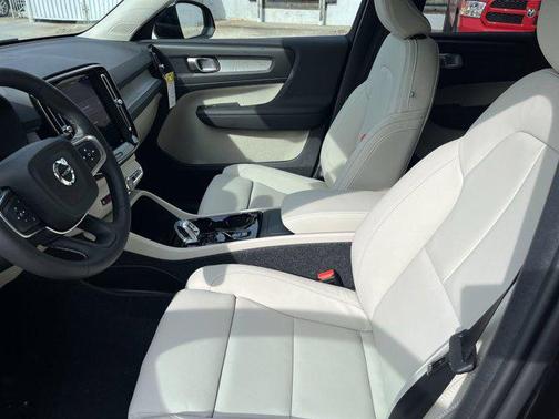 2025 Volvo XC40 B5 Plus Dark Theme