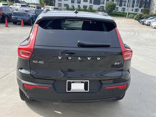 2025 Volvo XC40 B5 Plus Dark Theme