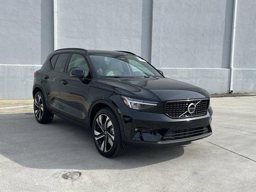2025 Volvo XC40 B5 Plus Dark Theme