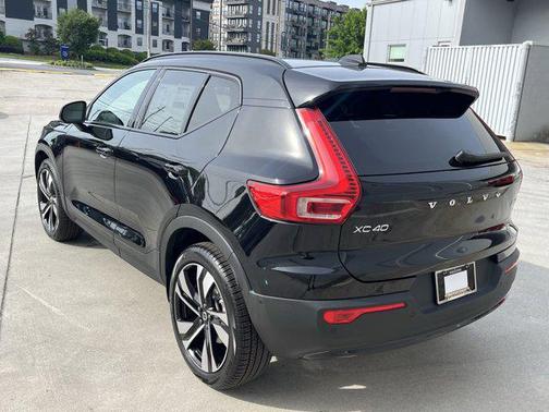 2025 Volvo XC40 B5 Plus Dark Theme