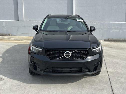 2025 Volvo XC40 B5 Plus Dark Theme
