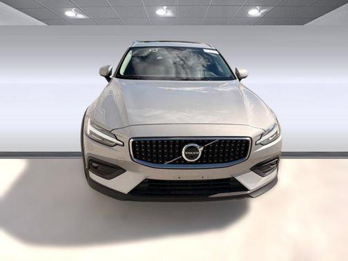 2025 Volvo V60 Cross Country B5 Plus