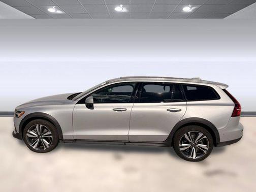 2025 Volvo V60 Cross Country B5 Plus