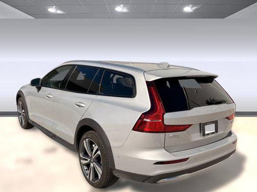 2025 Volvo V60 Cross Country B5 Plus