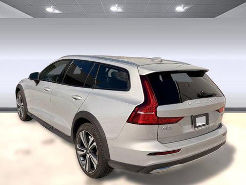 2025 Volvo V60 Cross Country B5 Plus