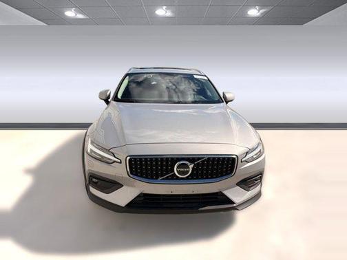 2025 Volvo V60 Cross Country B5 Plus