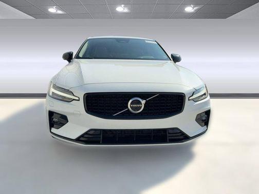 2024 Volvo S60 B5 Plus Dark Theme