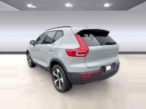 2026 Volvo XC40 Plus, B5 AWD Gas (mild hybrid), Dark