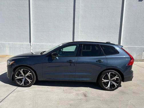 2023 Volvo XC60 B5 Ultimate Dark Theme