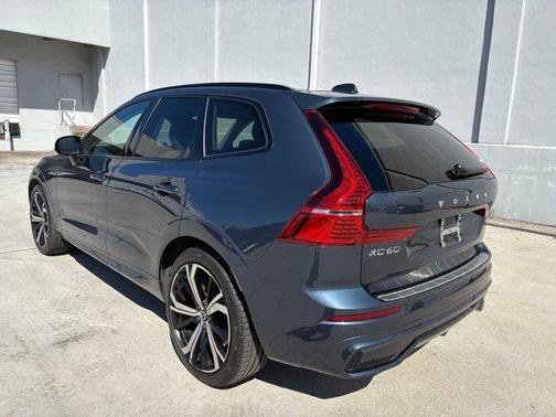 2023 Volvo XC60 B5 Ultimate Dark Theme