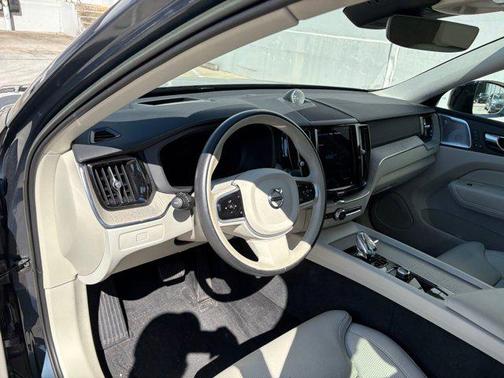 2023 Volvo XC60 B5 Ultimate Dark Theme