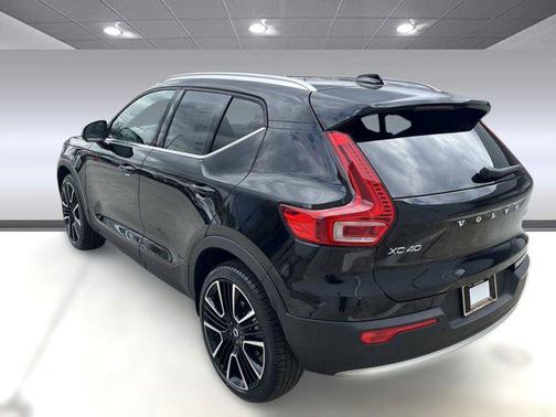 2025 Volvo XC40 B5 Ultra Bright Theme