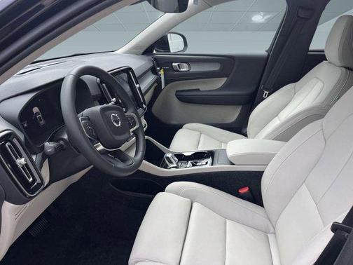 2025 Volvo XC40 B5 Ultra Bright Theme