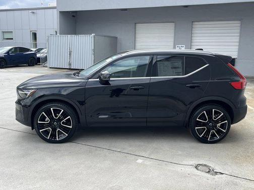 2025 Volvo XC40 B5 Ultra Bright Theme