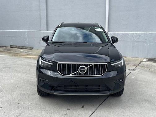 2025 Volvo XC40 B5 Ultra Bright Theme