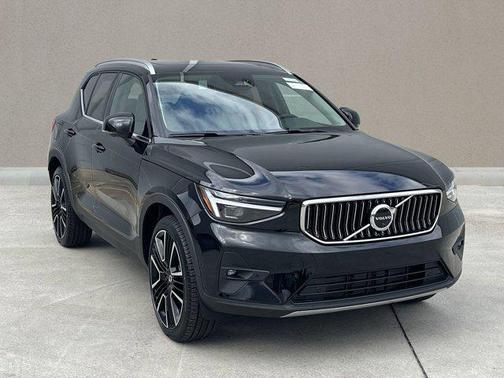 2025 Volvo XC40 B5 Ultra Bright Theme