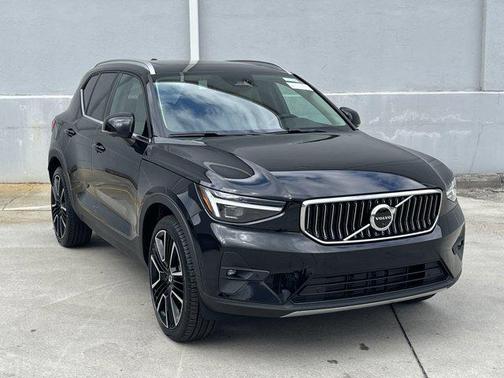 2025 Volvo XC40 B5 Ultra Bright Theme