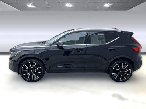 2025 Volvo XC40 B5 Ultra Bright Theme