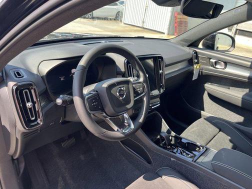 2026 Volvo XC40 B5 Ultra Black Edition