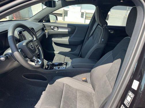 2026 Volvo XC40 B5 Ultra Black Edition