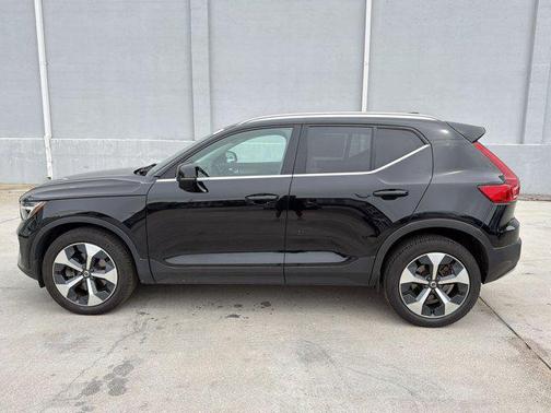 Onyx Black Metallic 2023 Volvo XC40 B5 Plus Bright Theme