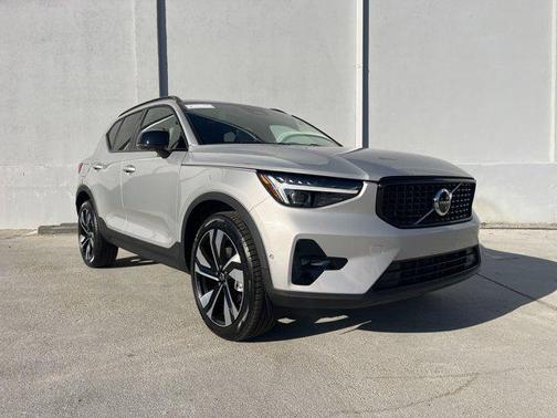 2025 Volvo XC40 B5 Ultra Dark Theme