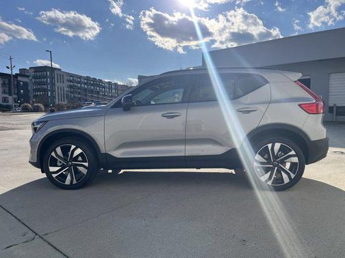 2025 Volvo XC40 B5 Ultra Dark Theme