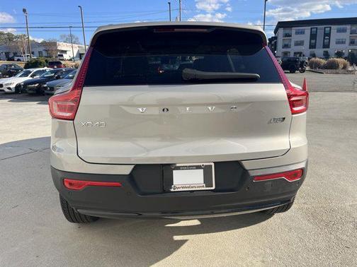 2025 Volvo XC40 B5 Ultra Dark Theme