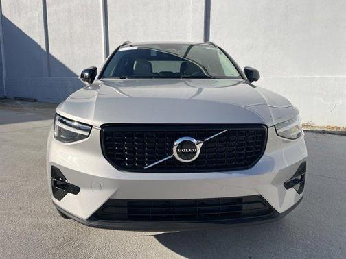 2025 Volvo XC40 B5 Ultra Dark Theme