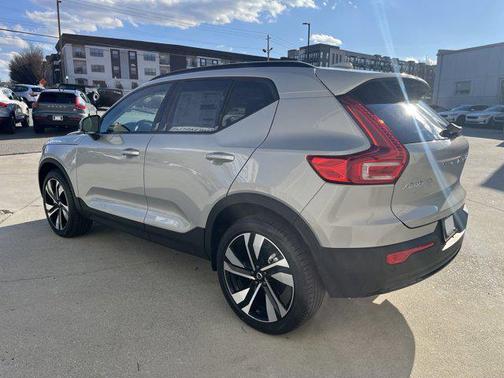 2025 Volvo XC40 B5 Ultra Dark Theme