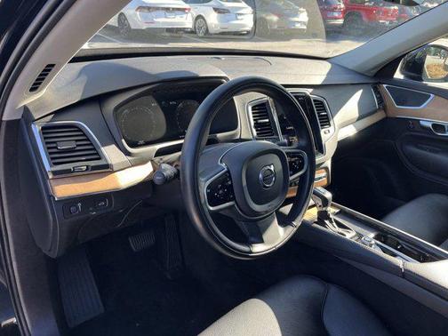 2022 Volvo XC90 T6 Momentum