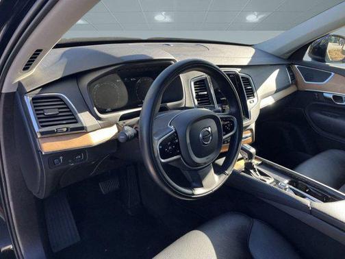 2022 Volvo XC90 T6 Momentum