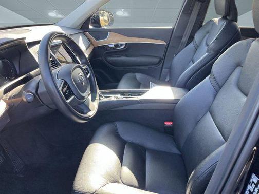 2022 Volvo XC90 T6 Momentum