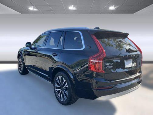 2022 Volvo XC90 T6 Momentum