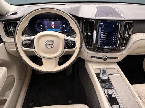 2023 Volvo XC60 B5 Ultimate Bright Theme
