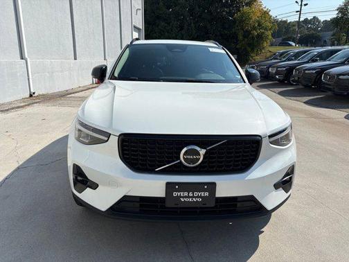 2024 Volvo XC40 B5 Plus Dark Theme