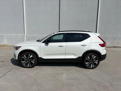 2024 Volvo XC40 B5 Plus Dark Theme