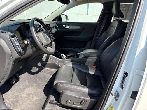 2024 Volvo XC40 B5 Plus Dark Theme