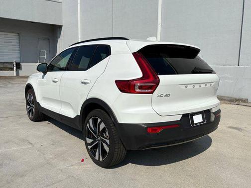 2024 Volvo XC40 B5 Plus Dark Theme