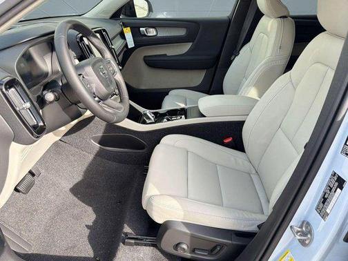 2026 Volvo XC40 Plus, B5 AWD Gas (mild hybrid), Dark